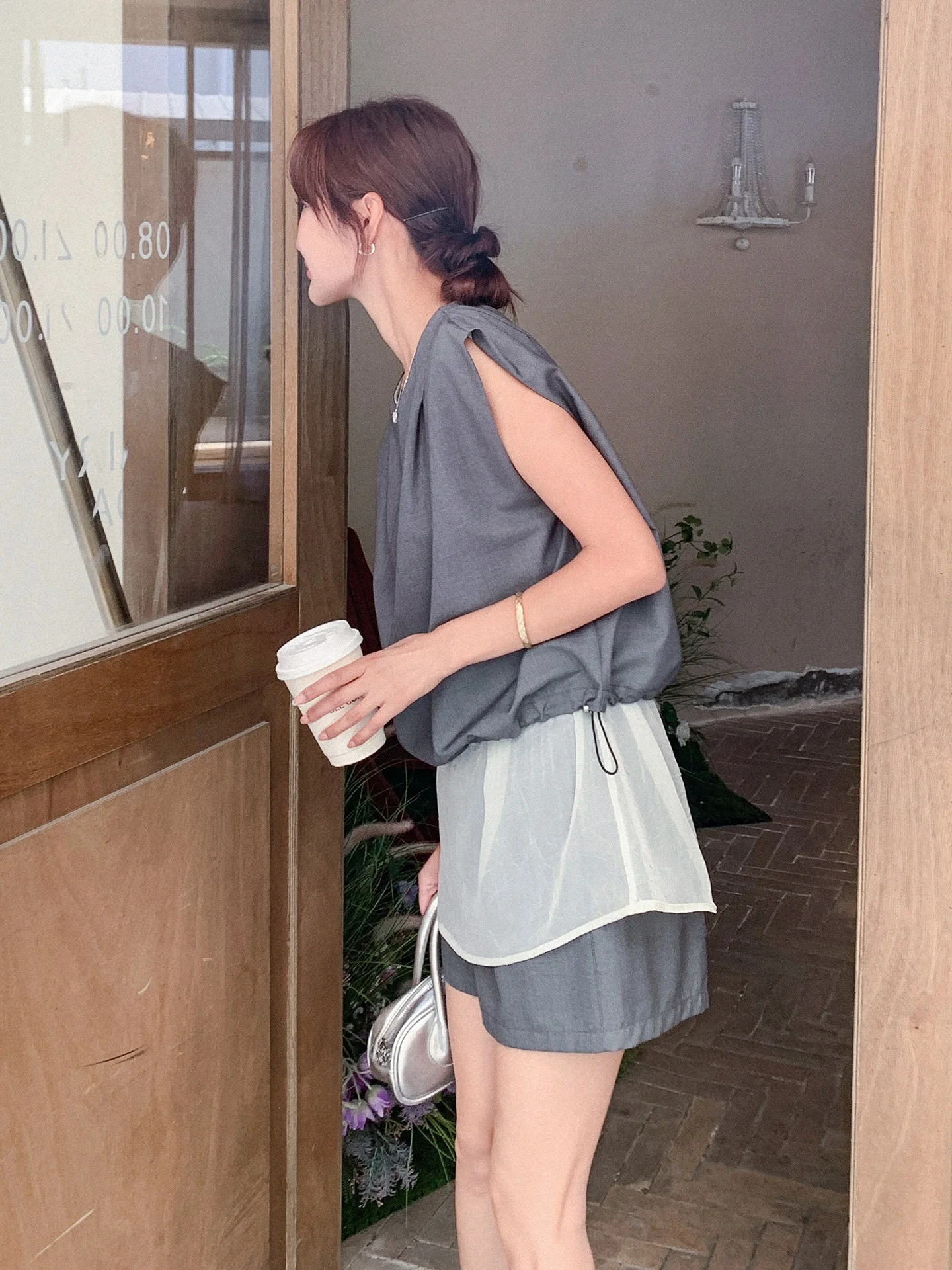 グレイルコーデに合う1着は、本当に「シンプル」でなければならない？