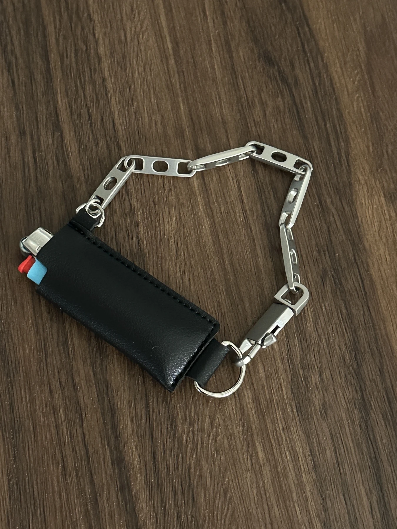 IEWSの高級感あるシンプルキーリング【赤と青のアクセント】はどんな使い方があるのか？