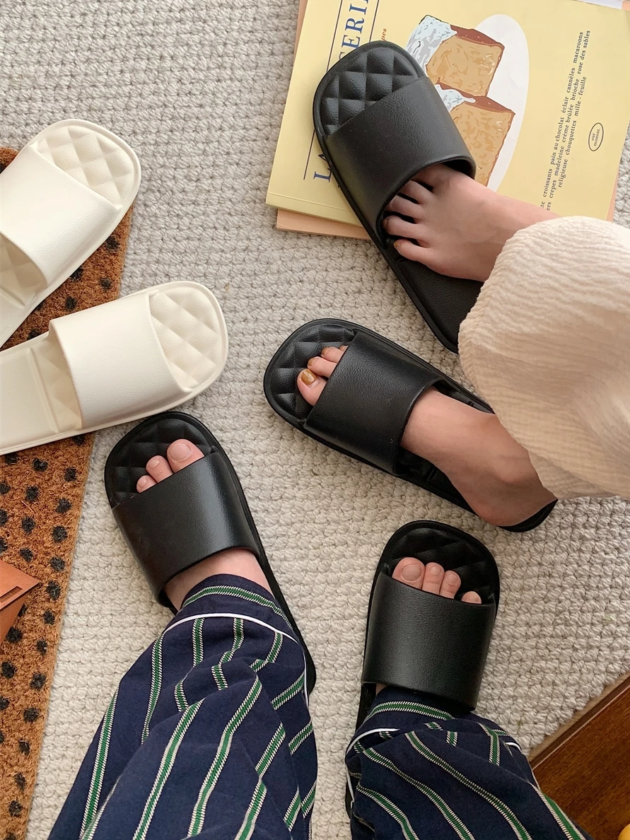 キャンプ用サンダルを選ぶときに迷うのは、本当に「滑りにくい」か？