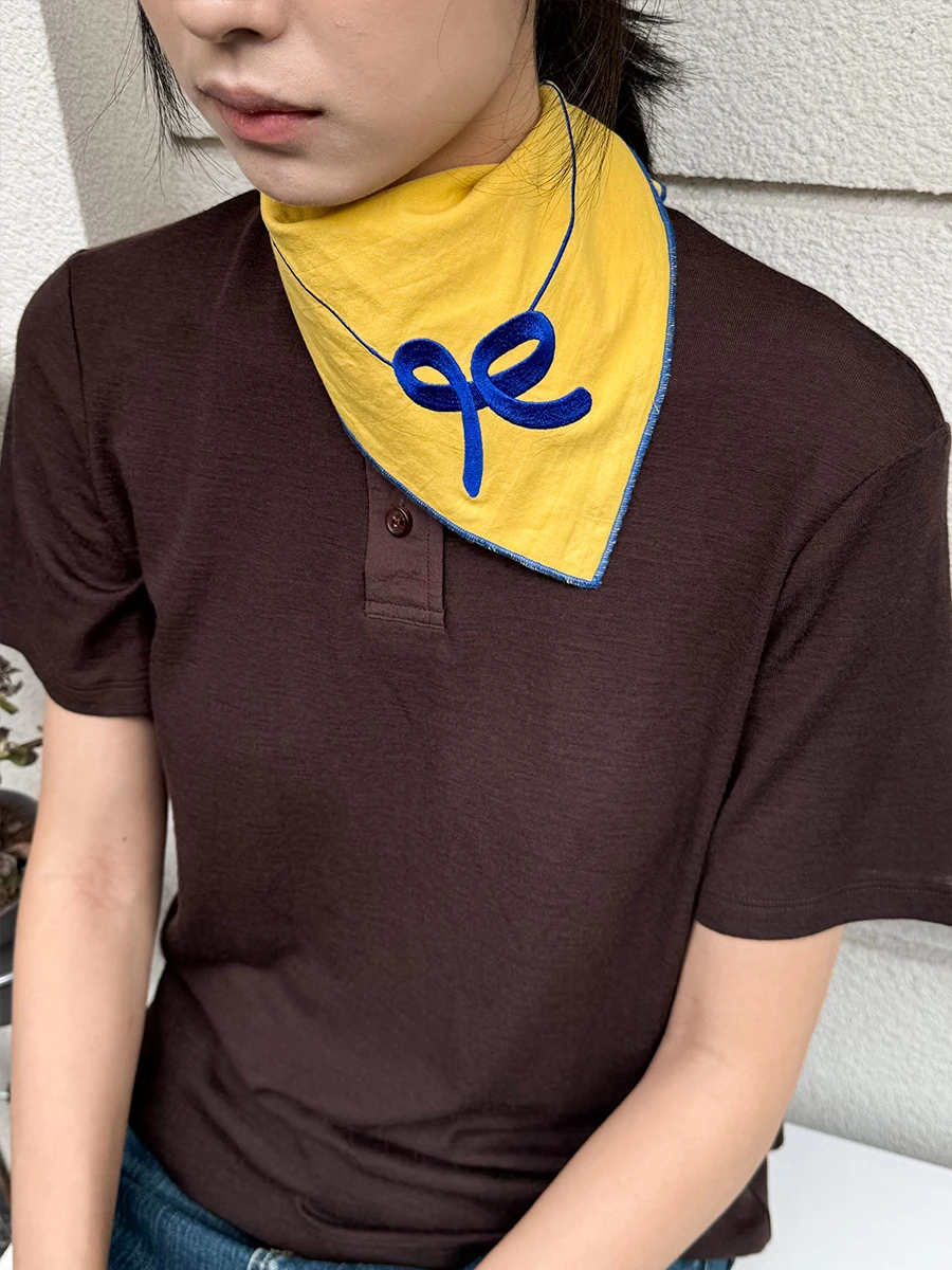 自然な皺感のある刺繍ヘッドスカーフ：コントラストカラーでユニセックスに最適な装着法