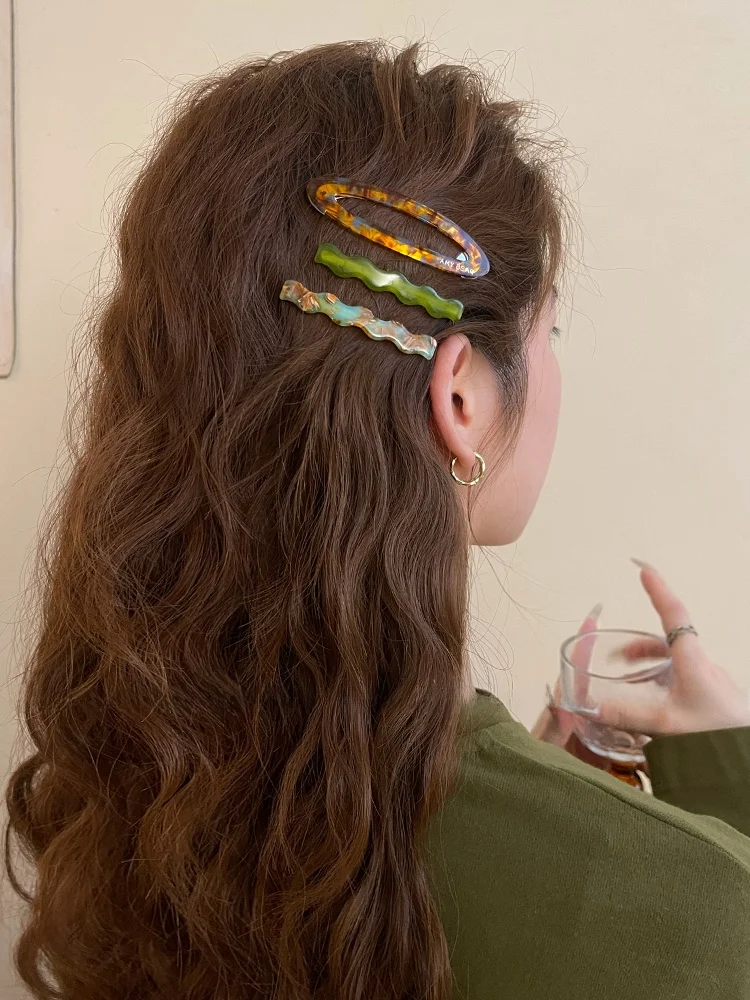 40歳の髪型に合うレトロなアセテートヘアクリップの選び方と活用法