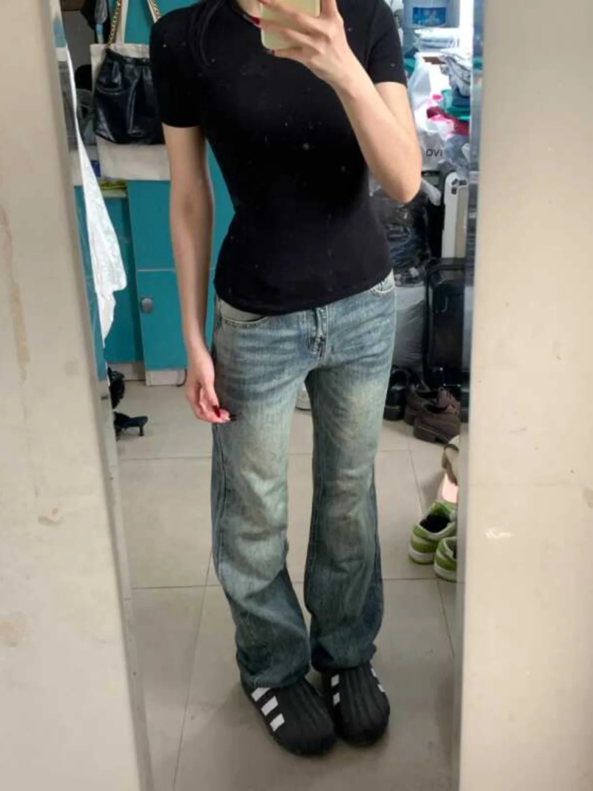 ロングブーツとショートパンツを組み合わせるなら、この1着が救う！