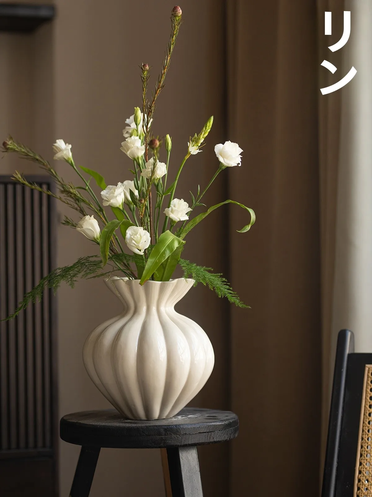 景徳鎮製白陶花瓶 バタフライリボンデザイン：北欧風アートフラワー用の台面花器とは