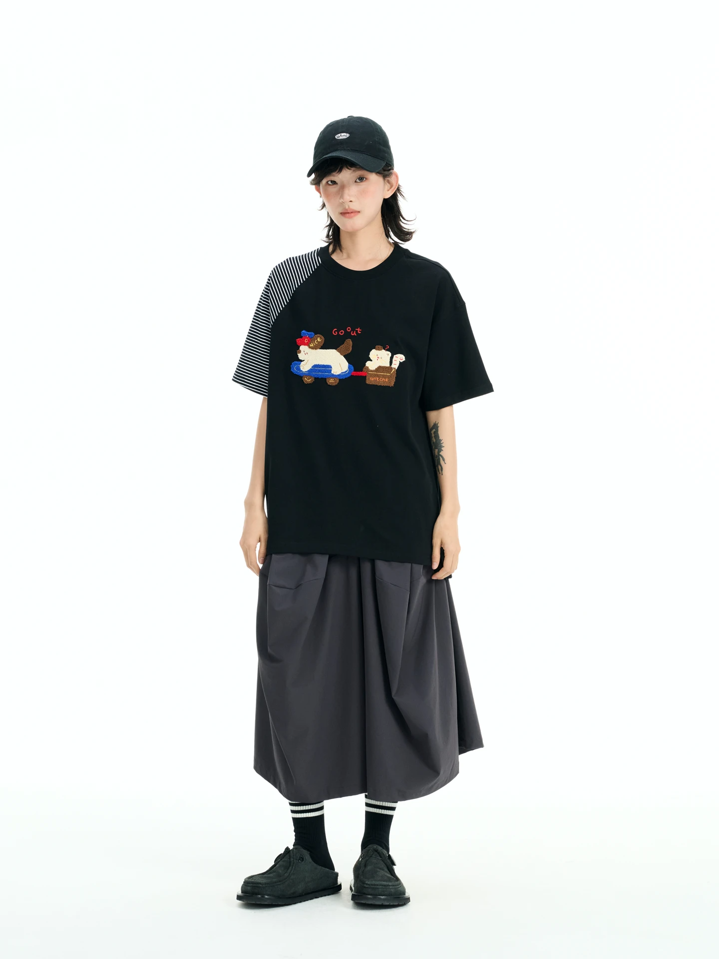 犬モチーフTシャツ：ストライプと刺繍が特徴の2026年春季リリースモデル