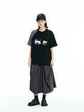 ユニークなデザインの犬モチーフTシャツ【ストライプ・不均一な切り替え・刺繍入り・短袖】