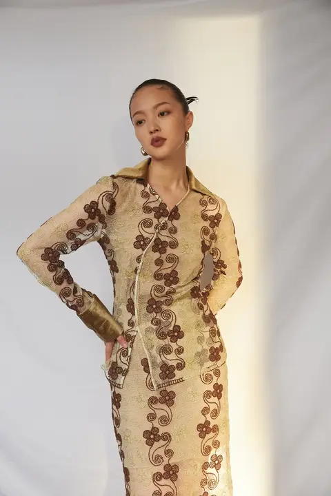 オリジナルデザインの浮彫刺繍 コーデュロイブラウスとスカート（セットアップ対応）