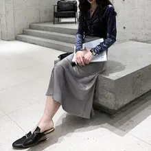 グレーの斜裁フレアスカート【サテン素材・春夏向け・タイトフィット・中長丈】