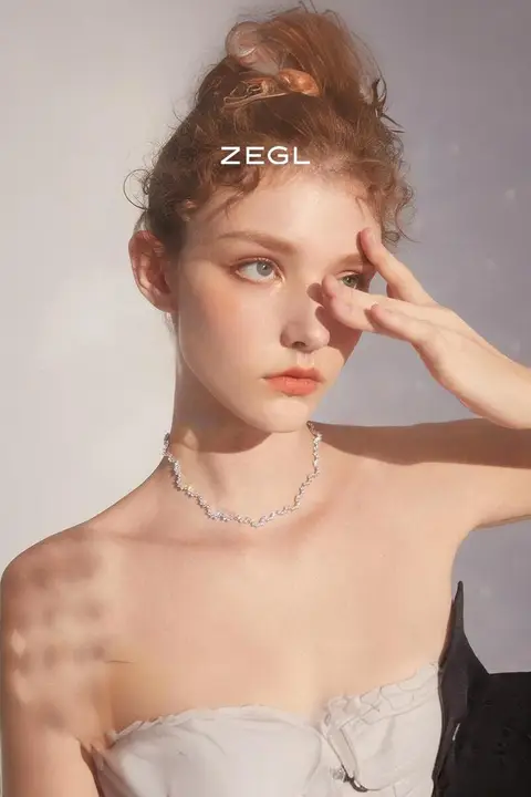 デザイン性の高いクリスマス雪の結晶ネックレス【女性用・軽奢華・ロングネックレス】