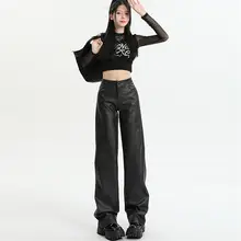 ハイウエストの黒いストレートレザー調パンツ【シンプル・フィット・春用】