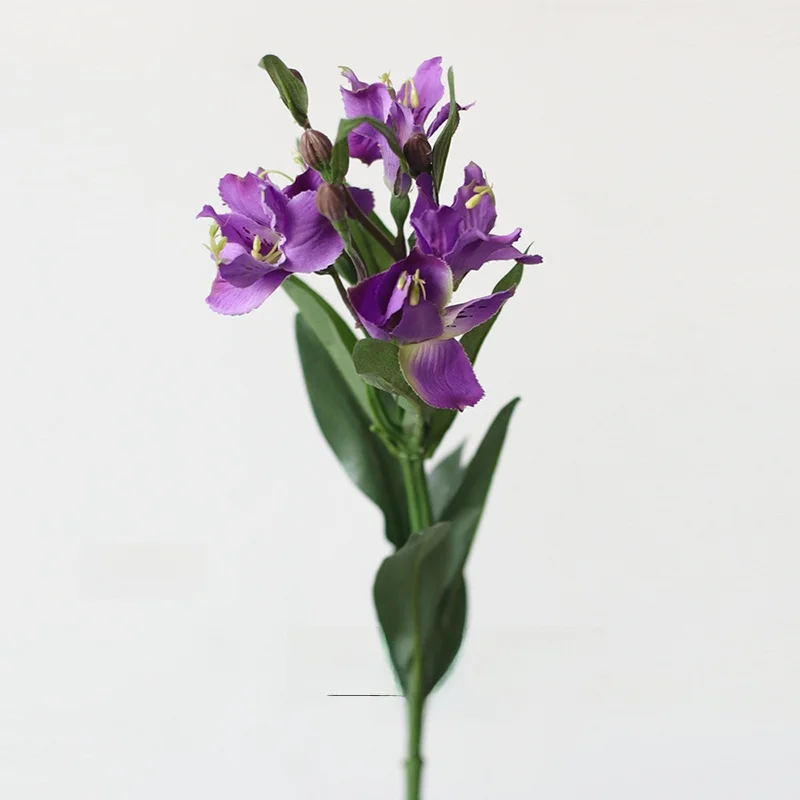 大きな花の造花：洋紅色の六初百合が提供するアンティーク風油絵デザインの空間演出