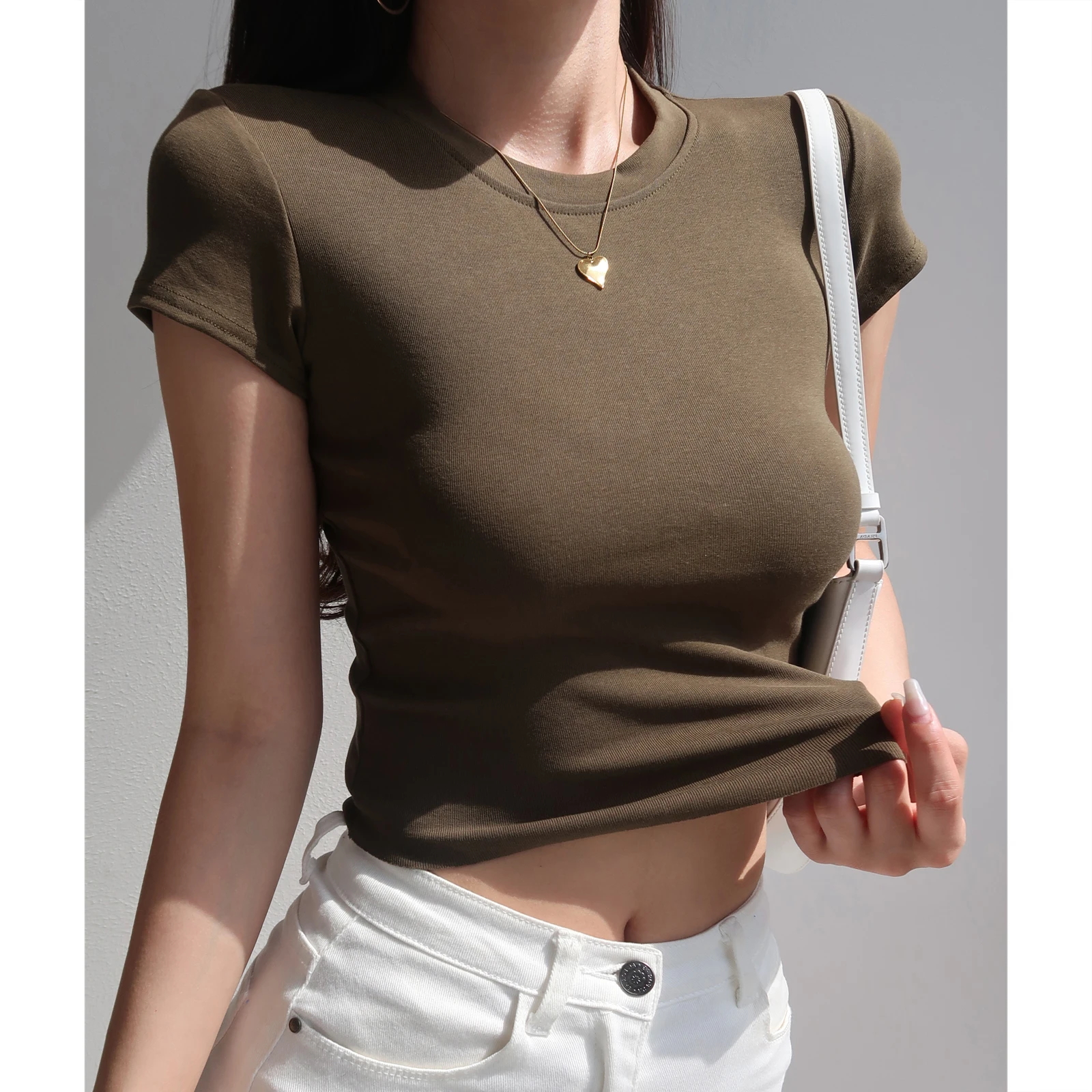 ショートヘアと巨乳のバランスを取るには？高腰ショートTシャツが解決するリアルな悩み
