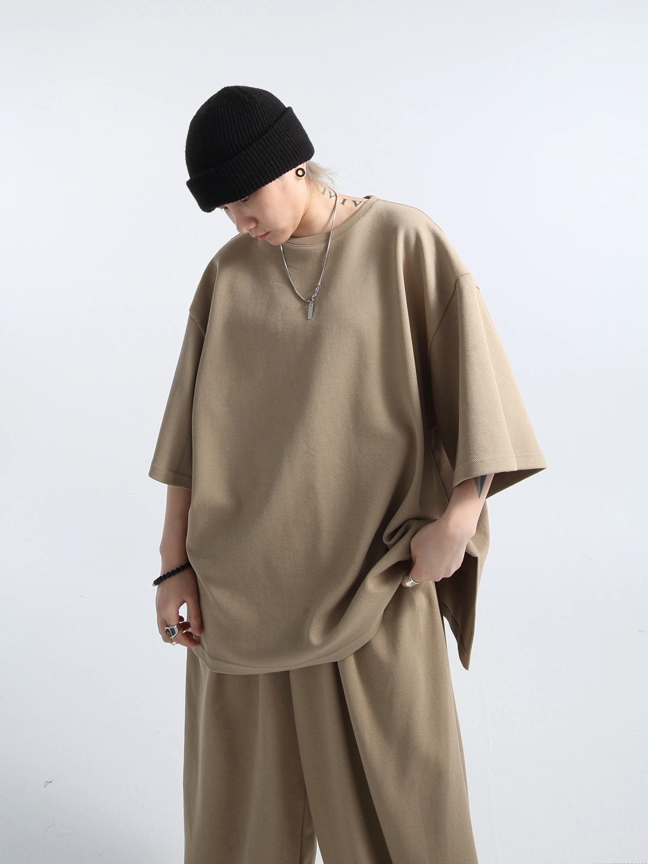 オーバーサイズTシャツとワイドレッグパンツのセットアップ：Genderneutralのビッグシルエットスタイルとは