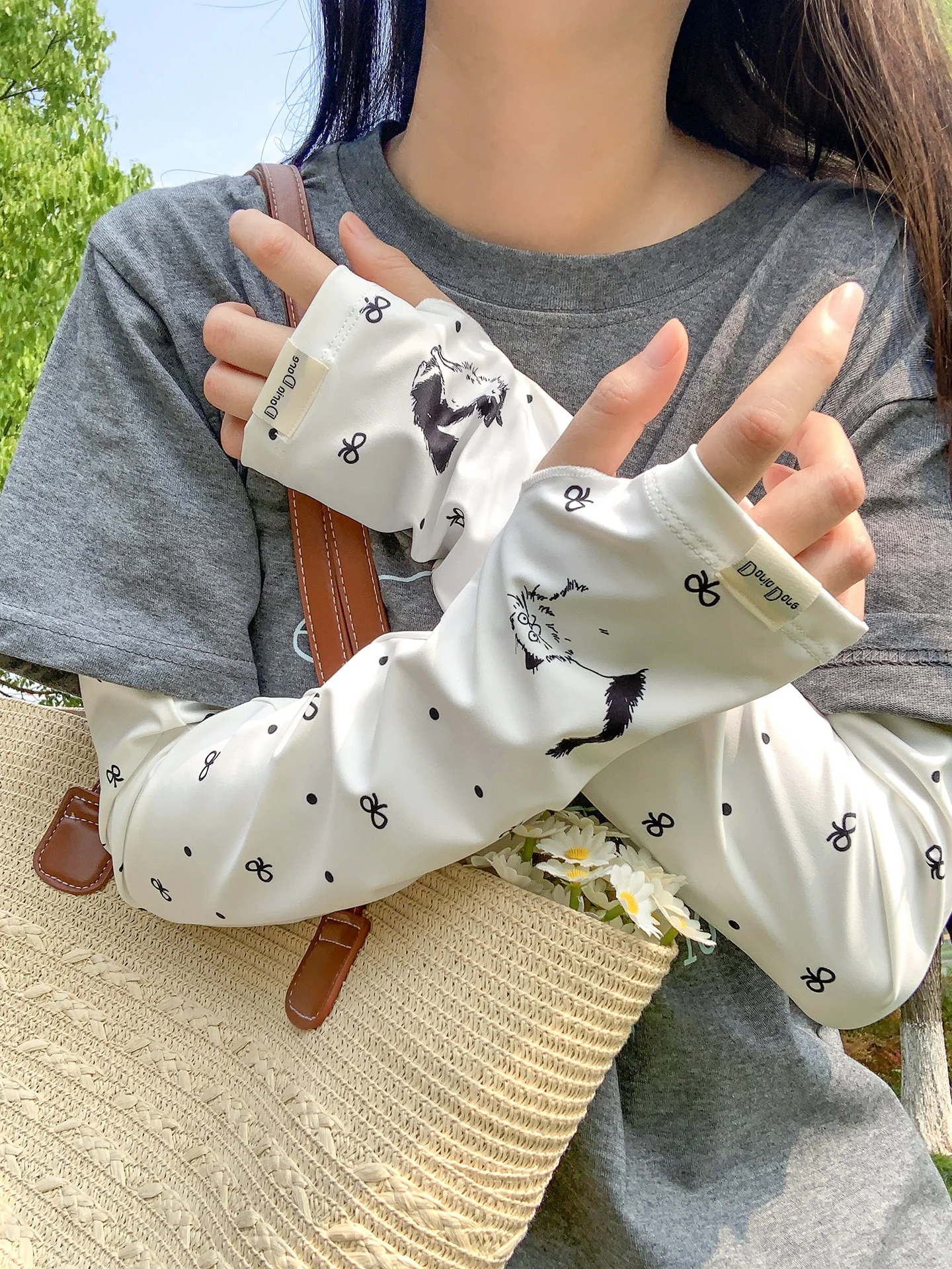 リボン付き猫デザインのUVカットアームカバー：夏用薄手タイプの日焼け防止効果とデザイン性