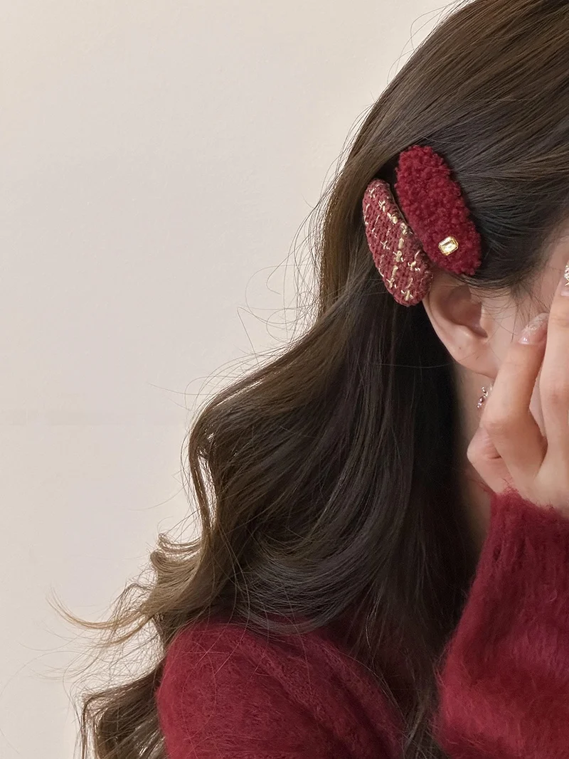 前髪 ポンパドール とは？水滴デザインの赤いヘアクリップで実用性とスタイリングを実現