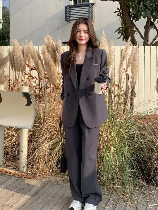 深い灰色のスーツ【春秋用・フィット・小柄向け・ストレートパンツ・スーツアップ対応】