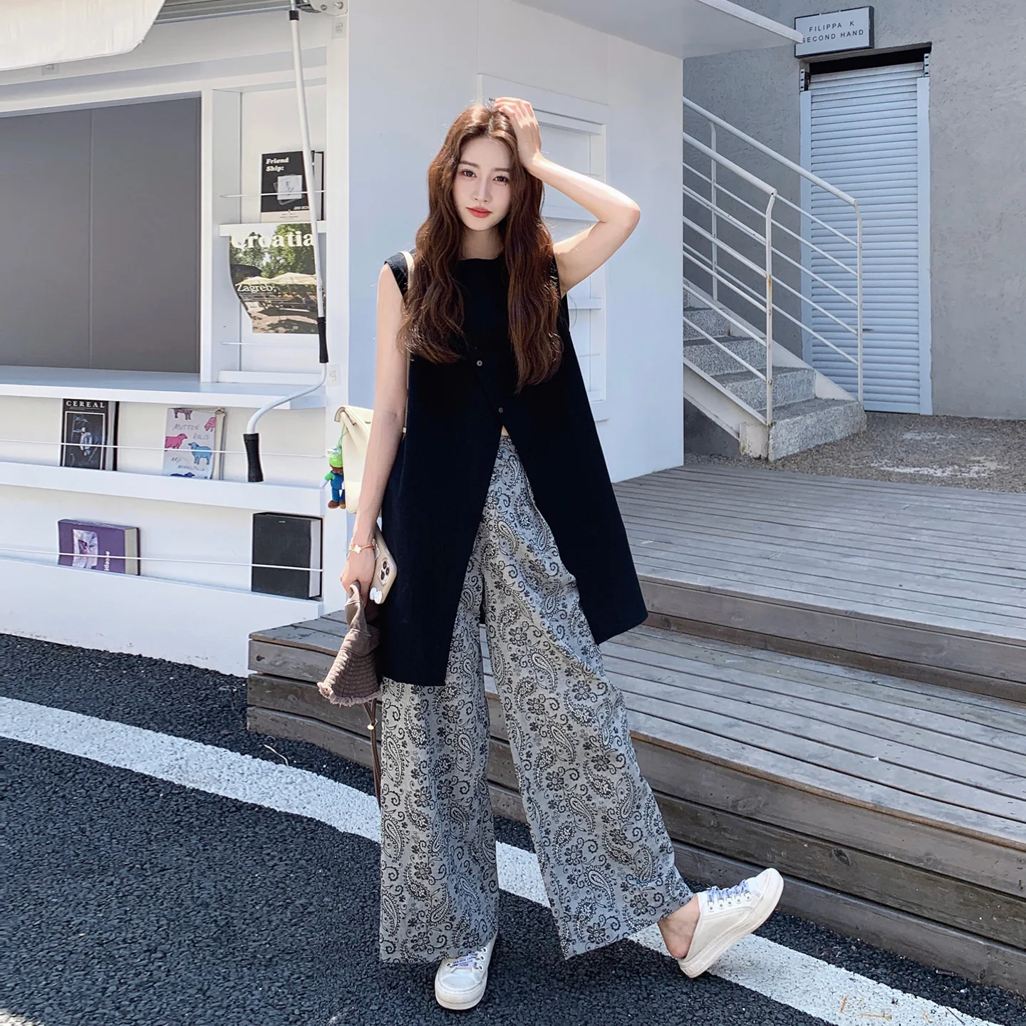 ノーカラーダウン コーデの実用性：感あるプリントトップスとワイドパンツの2点セット使い方