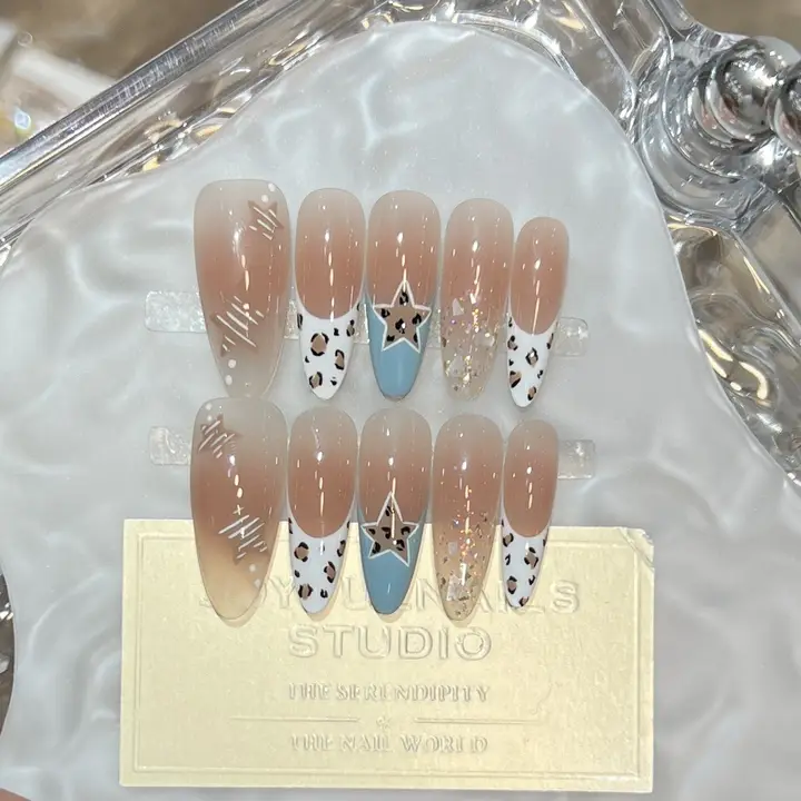 フランス風美しいデザインの中長ネイル【ブラシピンク・金箔・ヒョウ柄】
