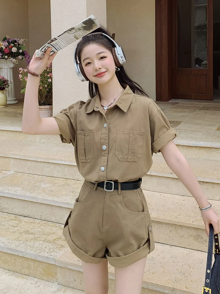 女性服 ブランド で夏のスタイルを決めるには？カーキ色のワイドシャツとショートパンツが答えになる