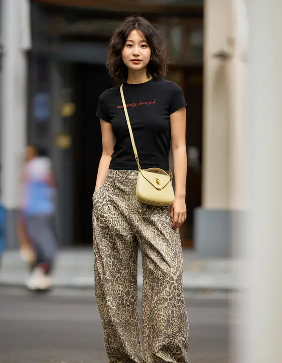 華やかなデザインのストレッチフィット半袖Tシャツ【バイカラー・プリント柄】