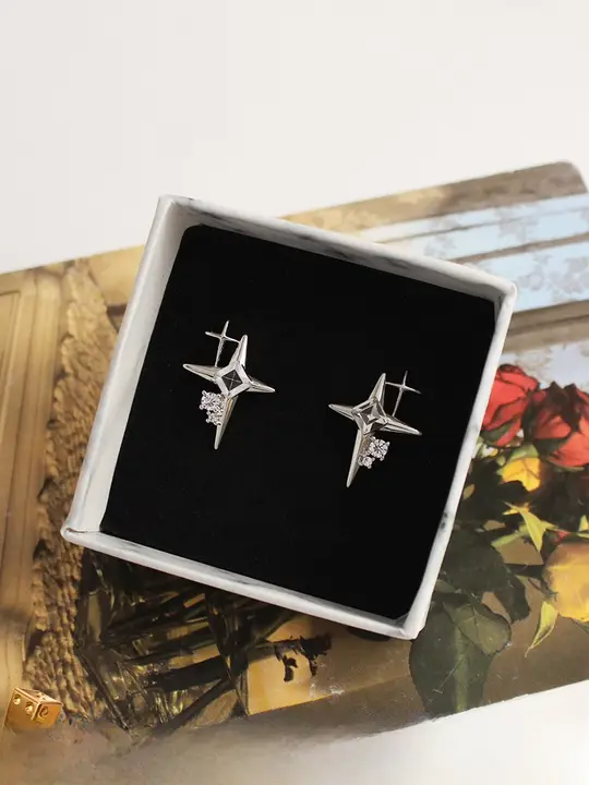 輝くジルコニア 四角形星型イヤリング【クールなデザイン・おしゃれな耳飾り】
