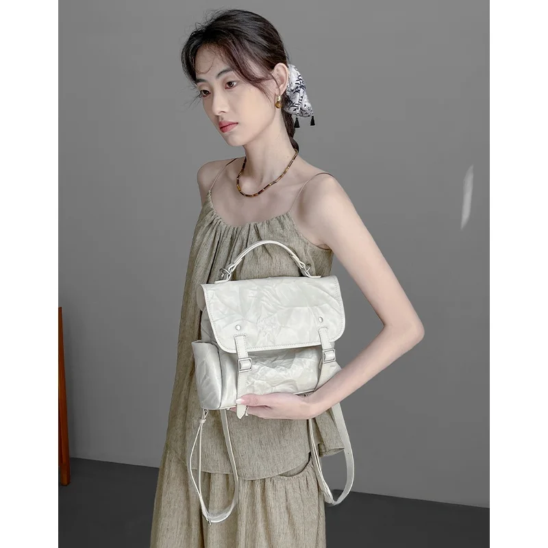 レトロなデザインのリュックサックVibe Ring：英伦風の多機能性とシワ加工による日常使いの実用性