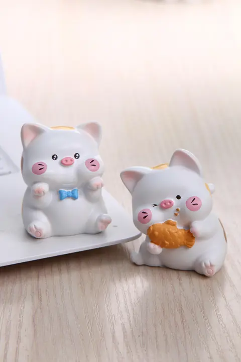 招き猫とかわいい小豚の置物【癒し系・デスク装飾用】