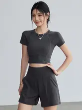 アラモンドプリントのショート丈ヨガトップス【ブラ付き・速乾・通気性・短袖】