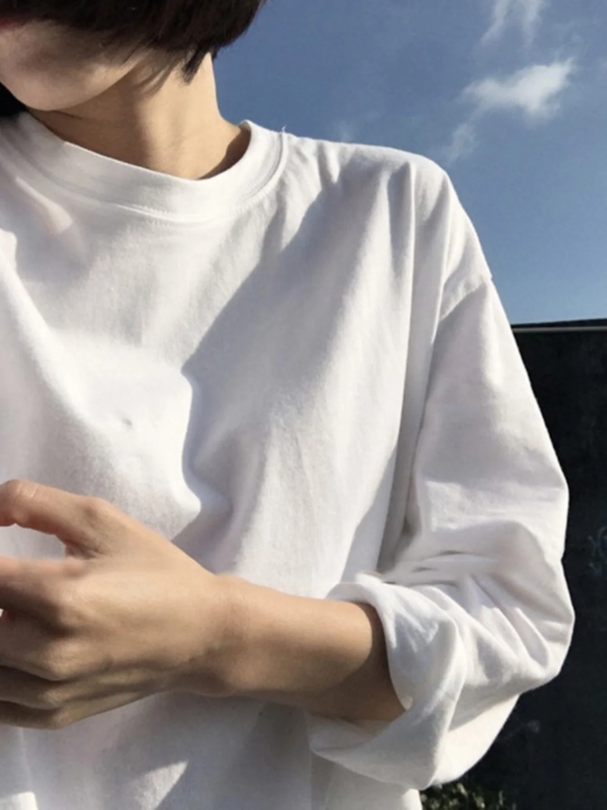 白色ゆったり長袖Tシャツ：重ね着でダサさを克服するカジュアルスタイルの実用ガイド