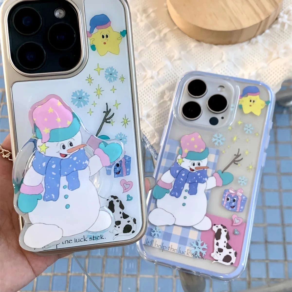 雪人グッズとクリスマスグッズをどう選ぶ？冬の雰囲気を演出する「雪だるまと子犬」デザインのスマホケースがおすすめ