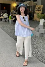 ストライプデザインのハイネックノースリーブトップスとワイドレッグパンツのコーデ（セットアップ対応）