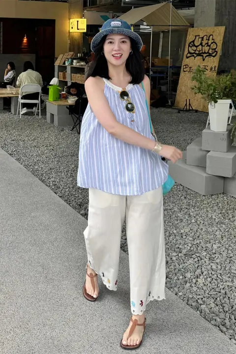 ストライプデザインのハイネックノースリーブトップスとワイドレッグパンツのコーデ（セットアップ対応）
