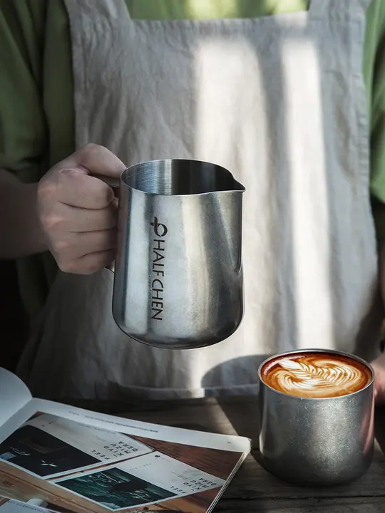ステンレス製 コーヒーラテアートピッチャー【計量機能付き・プロ用・泡立て器】