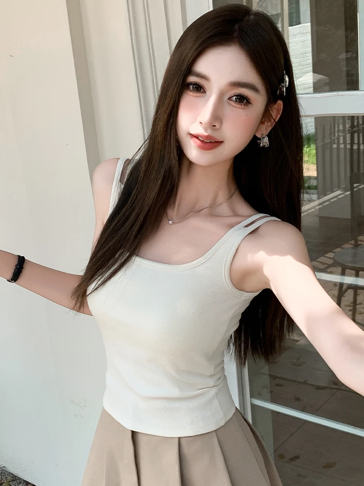 白色キャミソール：透けにくい素材と美背デザインで夏のインナーを実現