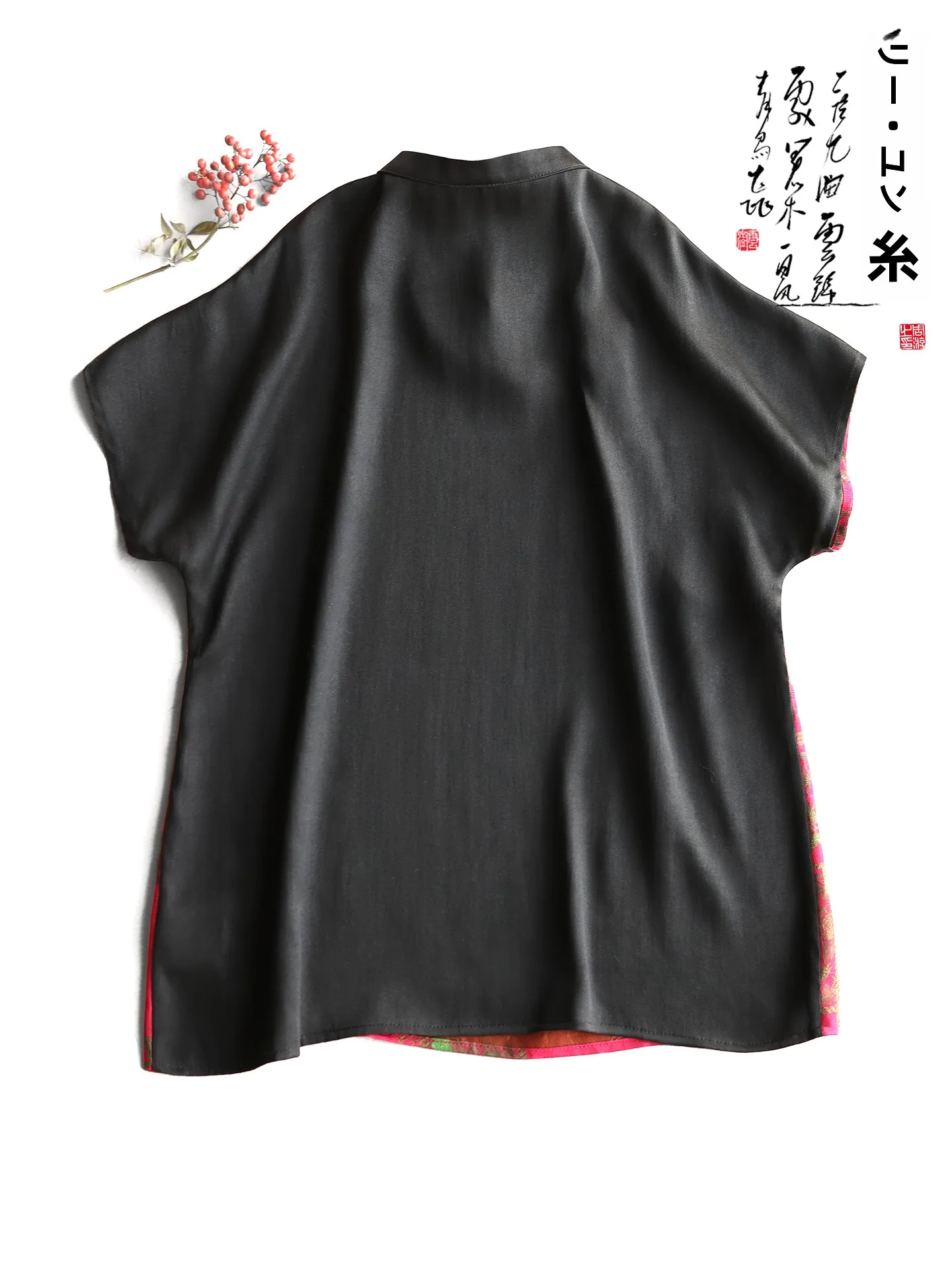 luster plaiting tee はどんなもの？中華風の香云纱Tシャツがもたらす、日常の「ふわっとした安心感」