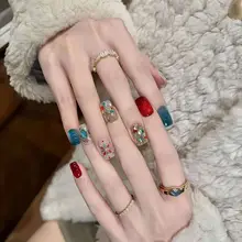 手作りの輝く猫眼ネイルチップ【赤と青の宝石風デザイン・新婦向け】