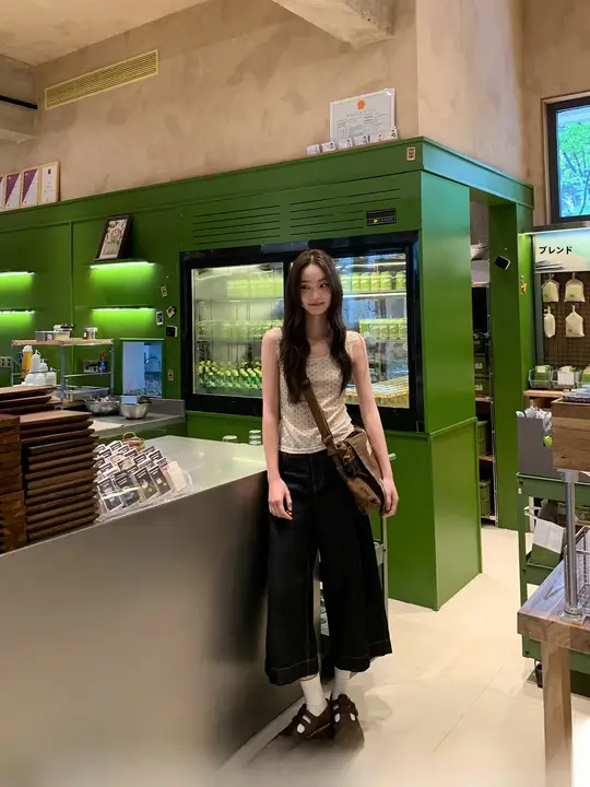 明るい色合いのデザインが魅力！クラシックデニムパンツ【女性用・ストレートタイプ・八分丈】