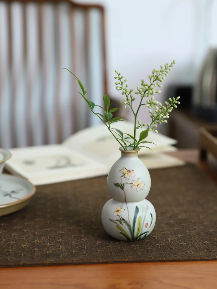 手作り陶器の小花瓶【ひょうたん型・手描きデザイン・茶卓用飾り】：二輪挿し 花瓶 の選び方と実用性を徹底解説