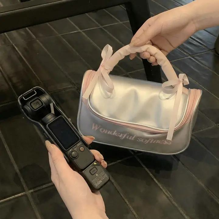 高級感あるシルバーのデジタルカメラ収納バッグ【ポケット3対応・かわいいデザイン・衝撃吸収】