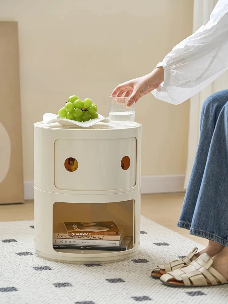 創意的な微笑みデザインの小型収納キャビネット：シンプルモダンな寝室インテリアの実例