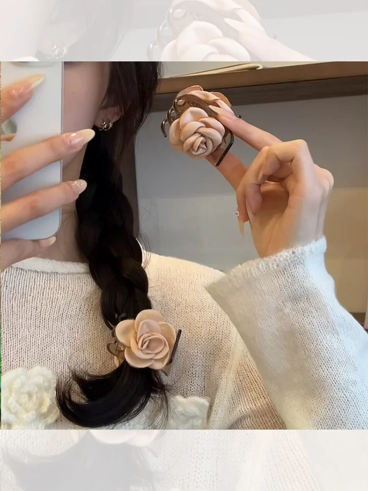 ツバキのハーフアップ用クリップ：ローズデザインで花モチーフを活かしたスタイリングの実用性
