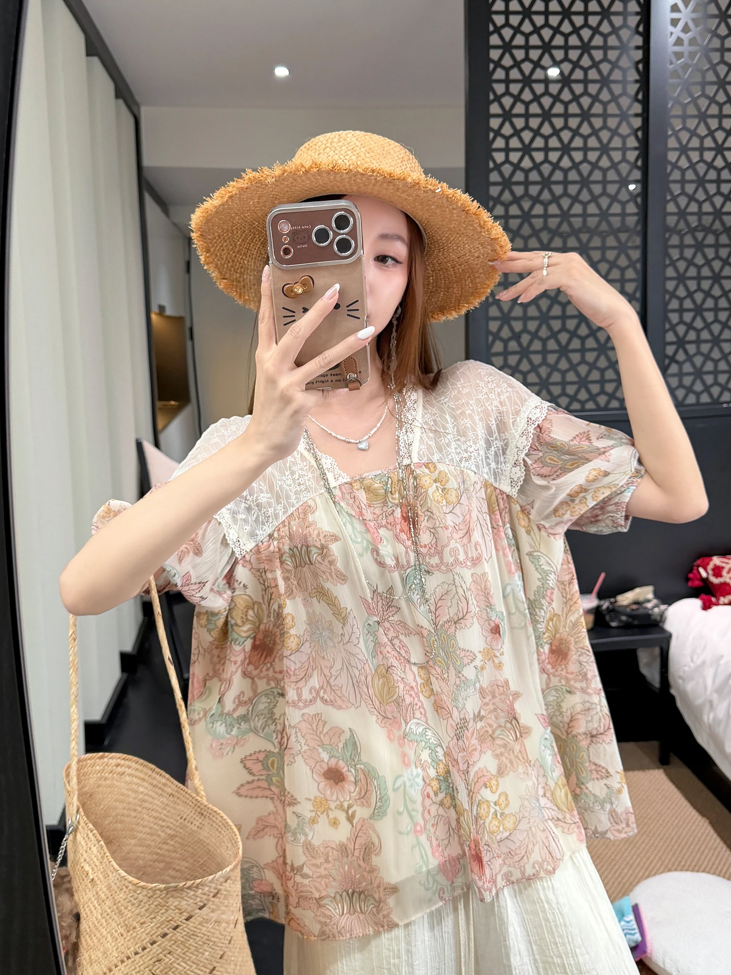 春夏コーデで「失敗しない」Vネックフラワーレーストップスは？