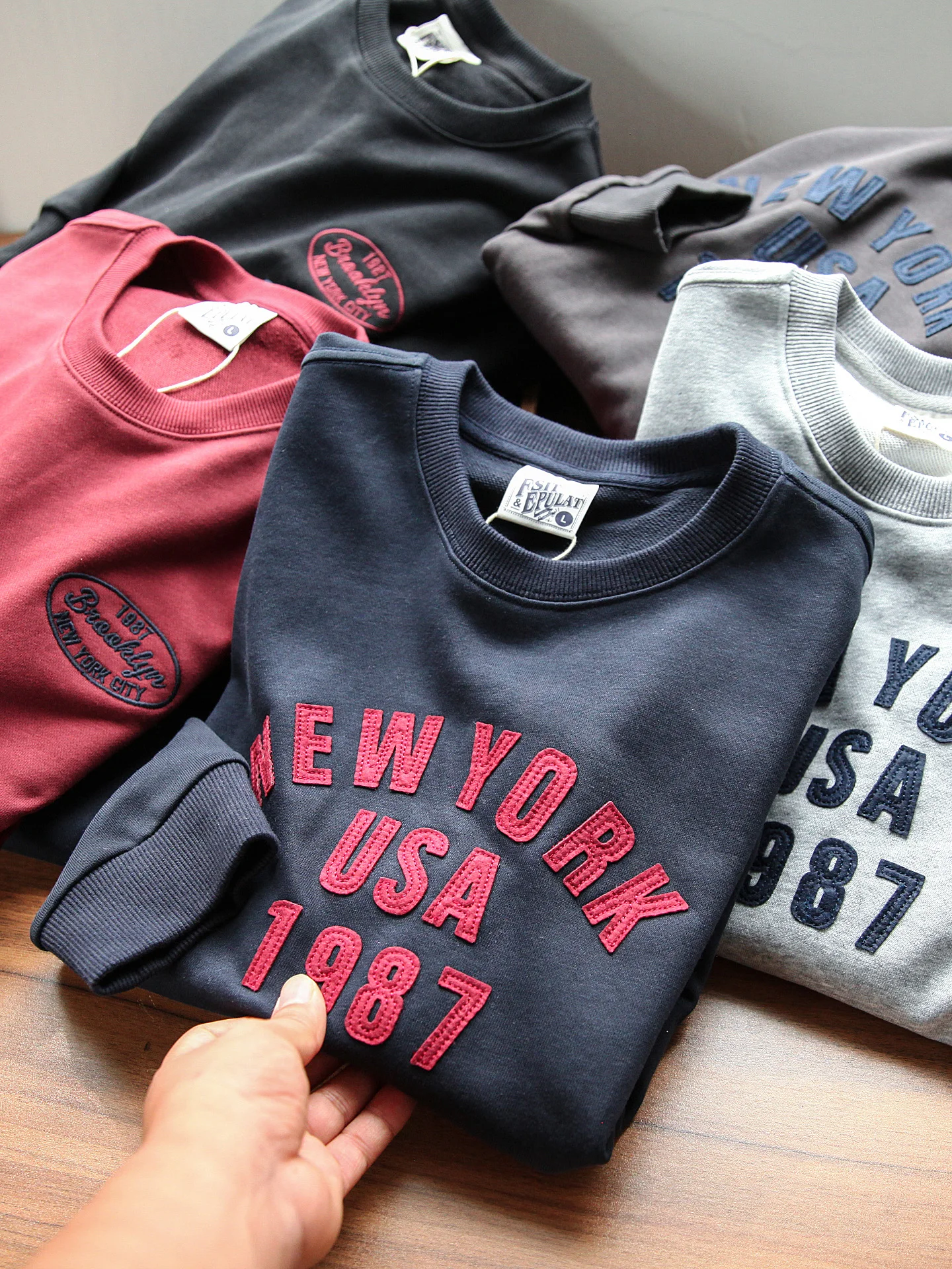 アメリカンヴィンテージ風 刺繍入り メンズカジュアルプルオーバーパーカーの着こなしと機能性を徹底解説