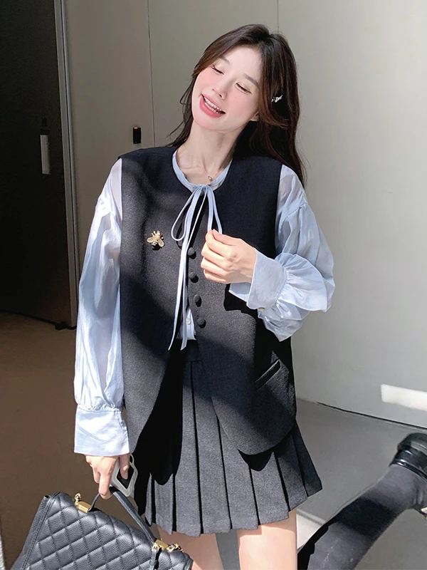 カジュアルな学院風デザインのベスト・シャツ・スカートセット：大学生女子ファッションの通学スタイルに最適
