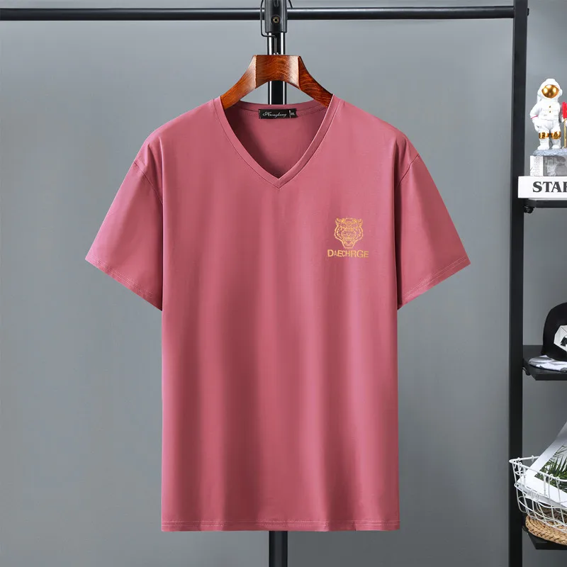Tシャツが伸びるのを防ぐには？極上の柔らかさと伸縮性を兼ね備えたVネックTシャツの選び方
