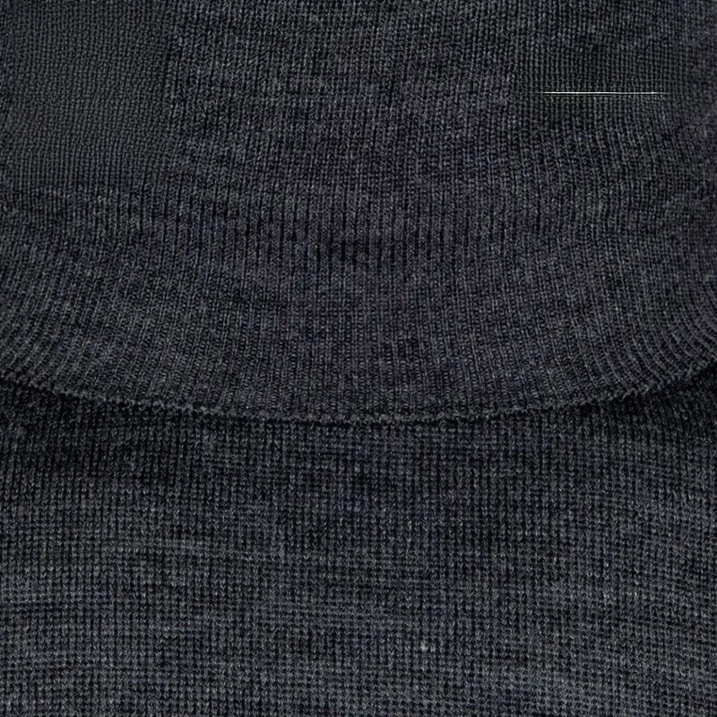 長めのTシャツをどう選ぶ？海島綿の柔らかさが通勤スタイルを救うリアルな体験