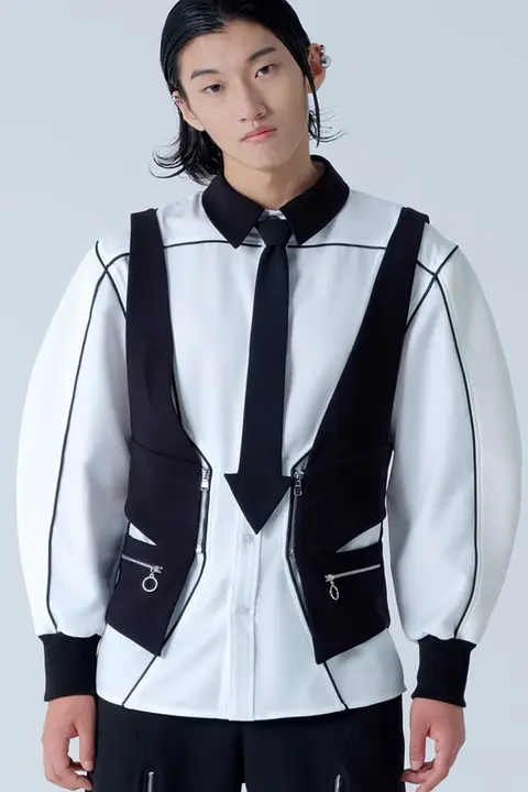 黒い矢印ネクタイを持つ谷の少年