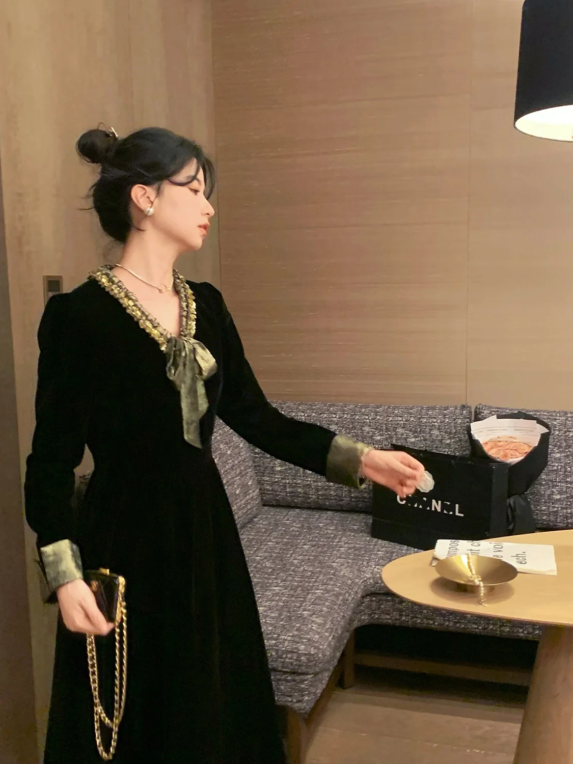 きれいめコーデに欠かせない1アイテムは？エレガントなブラックサテンドレスの選び方と活用法