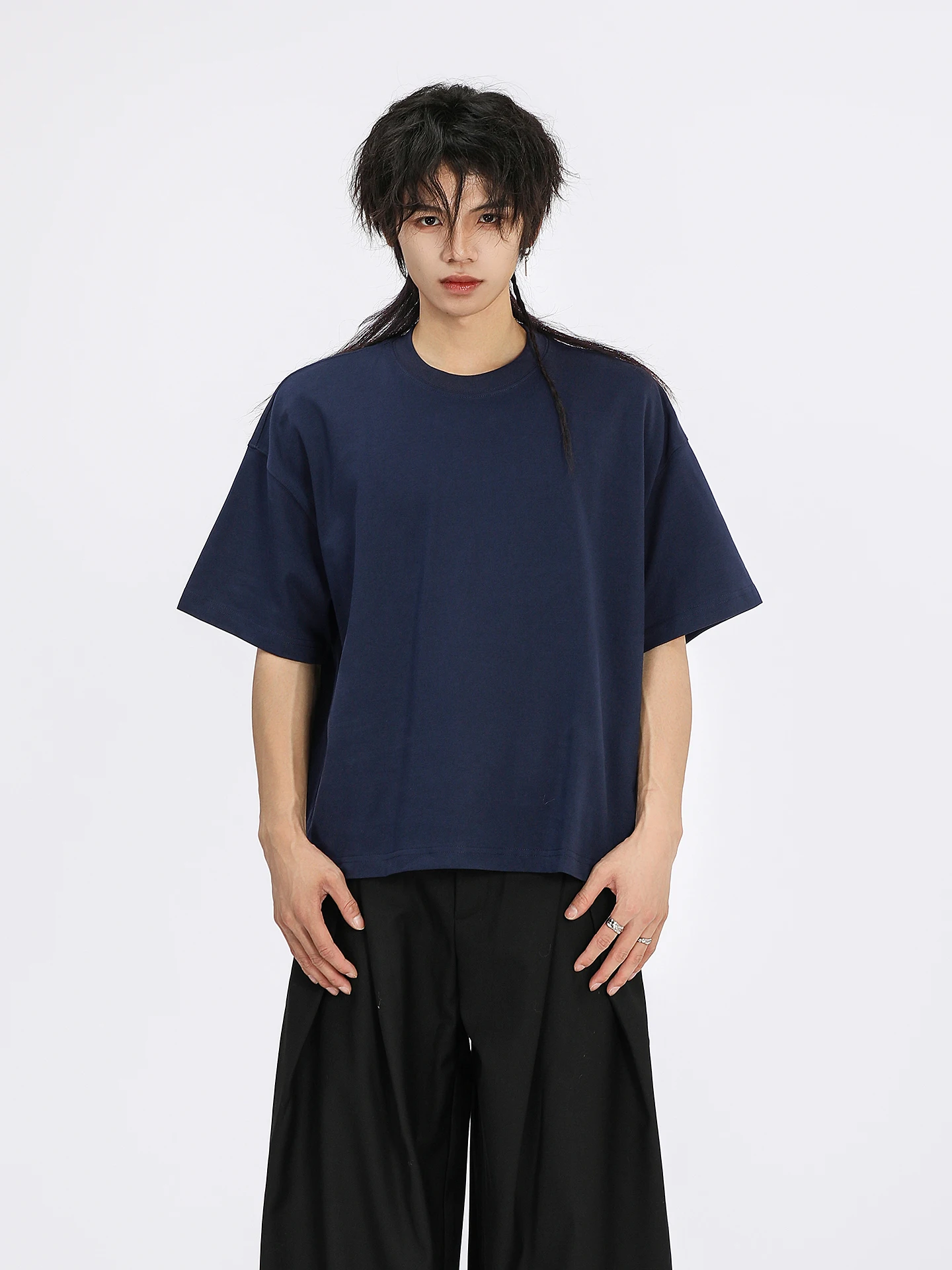 黒Tシャツで失敗する理由は？実は「シンプルすぎる」のが最大の間違い！