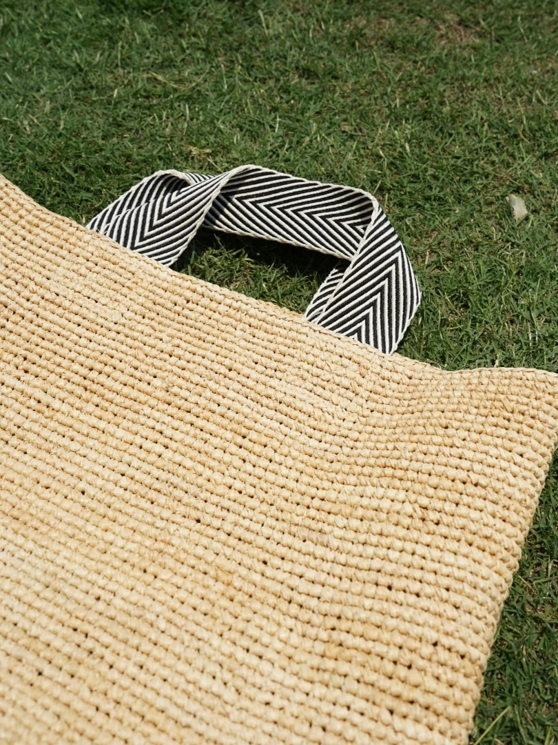 夏らしいかご風バッグは、本当に「通勤」に使えるのか？