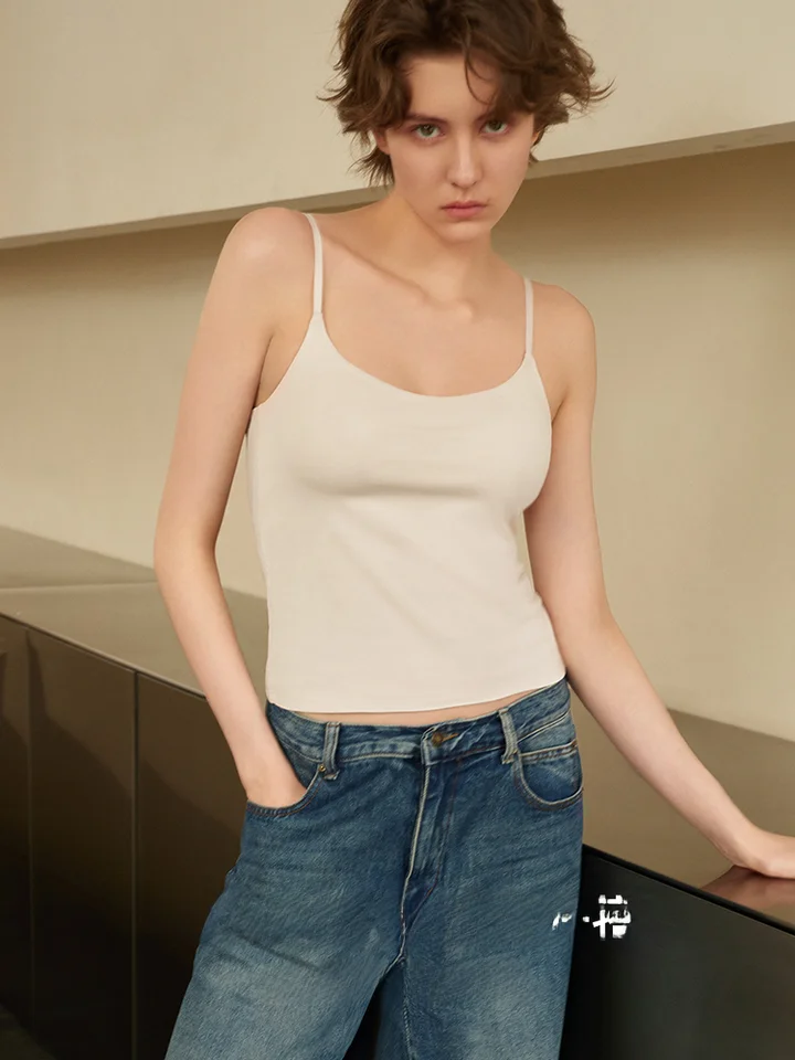 極上の柔らかさの白色タンクトップ【背中美シルエット・ノースリーブ・パッド付き】
